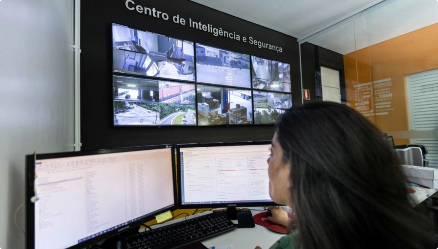 Profissional no Centro de Inteligência e Segurança da Patrus monitorando câmeras de segurança