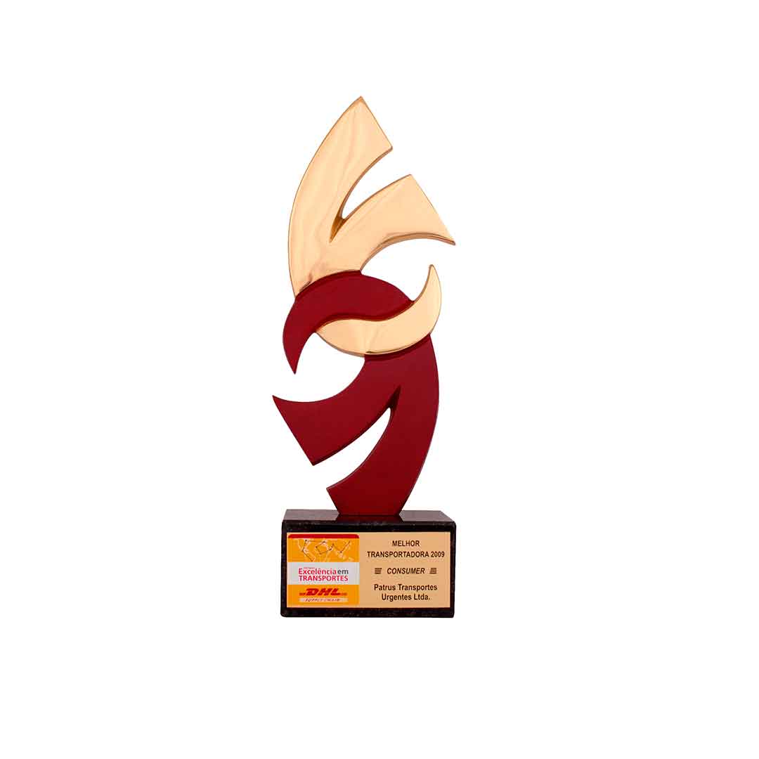 Troféu do prêmio DHL Supply Chain recebido pela Patrus