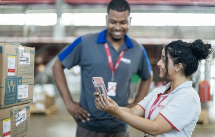 Colaboradores Patrus em centro de distribuição de produtos farmacêuticos