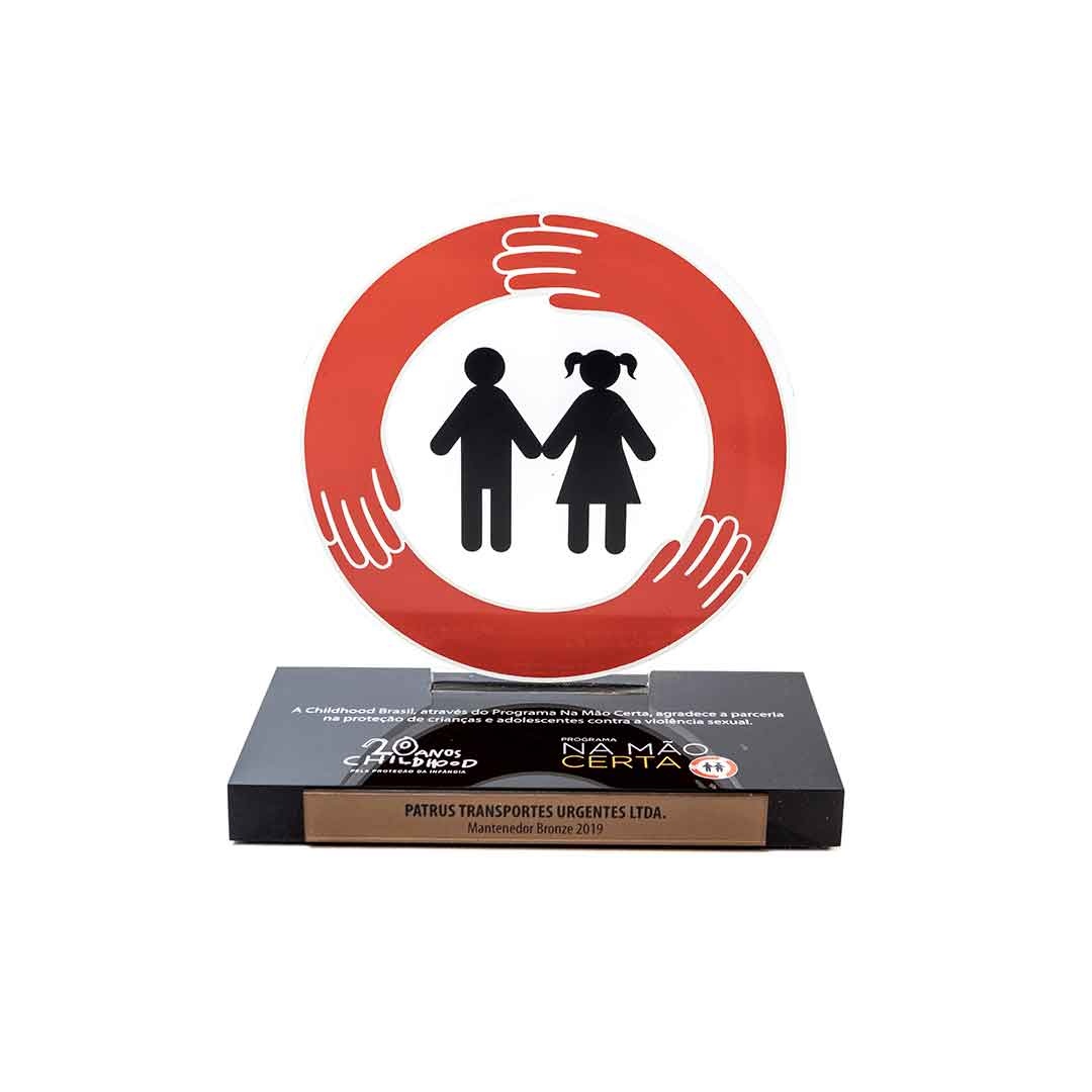 Troféu do prêmio Na Mão Certa Childhood Brasil recebido pela Patrus