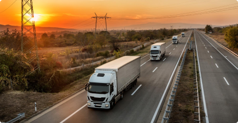 Caminhão da Patrus Transportes ao pôr do sol simbolizando expansão e tecnologia